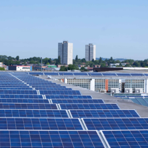 Cómo la energía solar mejora la eficiencia energética en las empresas